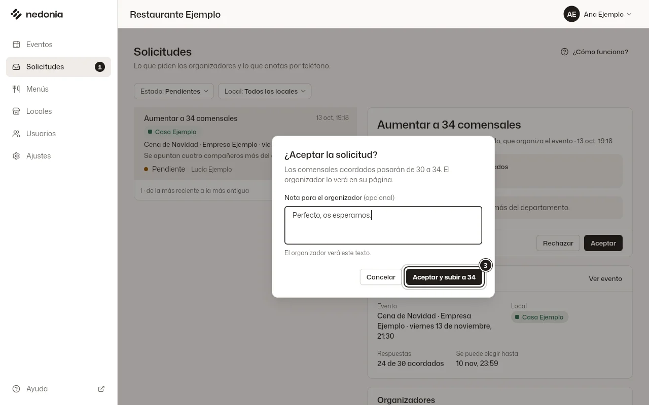 El diálogo «¿Aceptar la solicitud?» con la nota para el organizador y el botón «Aceptar y subir a 34» marcado. Datos de ejemplo.